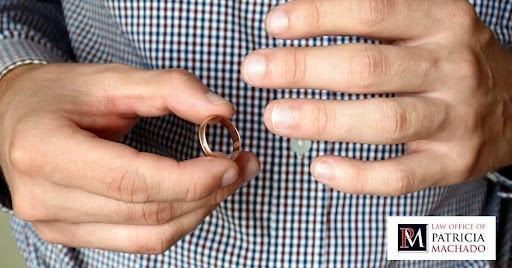 Hombre quitándose el anillo de bodas mientras se prepara para el divorcio