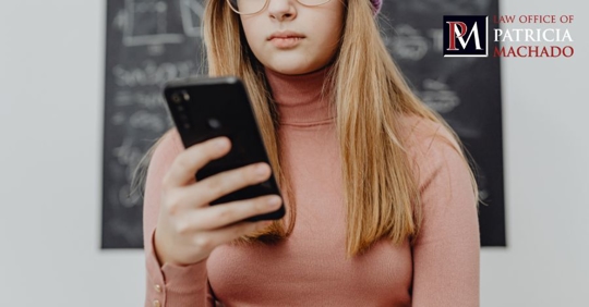 joven inmigrante usando el teléfono