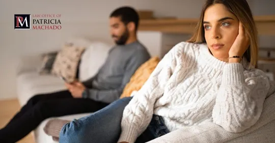 Pareja juntos en un sofá uno frente al otro y pensando en divorciarse